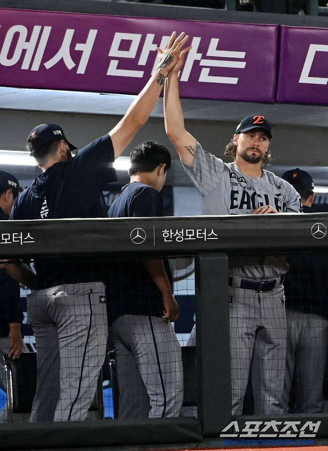 17일 부산 사직야구장에서 열린 한화와 롯데의 경기, 한화가 6대0으로 승리하며 5연승을 달렸다. 승리의 기쁨을 나누는 와이스와 폰세의 모습. 부산=허상욱 기자wook@sportschosun.com/2025.06.17/