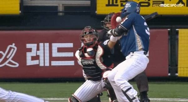 에르난데스의 투구에 맞는 박건우. ⓒMBC스포츠플러스 중계화면 캡처