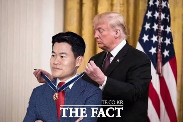 "내 뒤에 미국이 있다"고 "나를 건드리면 트럼프가 움직인다"며 윤석열 전 대통령 탄핵 반대 입장을 고수하고 있는 전한길 전 한국사 강사가 도널드 트럼프 미국 대통령에게 자유훈장을 받는 사진이 SNS에서 퍼지고 있다. 하지만, 해당 사진은 합성으로 확인됐다. /페이스북