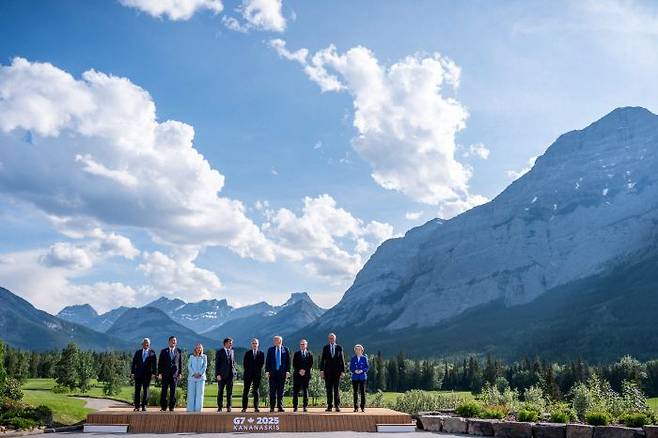 16일 캐나다 앨버타주 캐내내스키스 컨트리 골프장에서 열린 주요 7개국(G7) 정상회의에서 각국 정상들이 단체 사진을 촬영하고 있다. AFP 연합뉴스