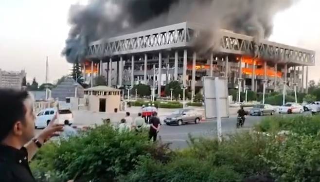 16일 이스라엘의 폭격을 받은 이란 국영 이란 이슬람 공화국방송(IRIB) 건물이 불타고 있다./엑스(X)