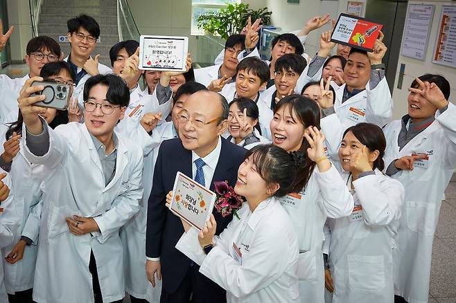 17일 충남 서산 한화토탈에너지스 대산공장 연구소에서 연구원들과 셀카를 찍고 있는 김승연 회장. /한화그룹