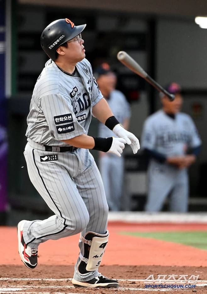 17일 한화 안치홍이 롯데와의 경기에서 3회 결승 3점 홈런을 터트리고 있다./허상욱 스포츠조선 기자