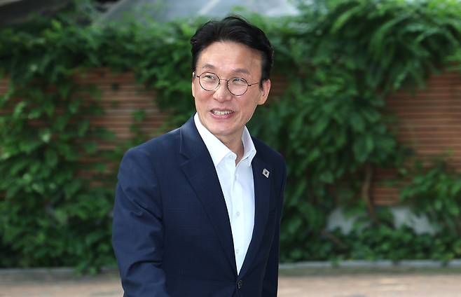 김민석 국무총리 후보자가 17일 오전 서울 종로구 통의동 금융감독원 연수원에 마련된 인사청문회 준비 사무실로 출근을 하고 있다. /뉴스1