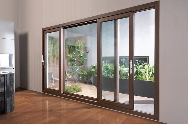 기밀성·내풍압성·수밀성에서 모두 최고 등급을 충족하는 LX Z:IN 시스템창호 'E9-PLS200'이 시공된 공간. /LX하우시스 제공