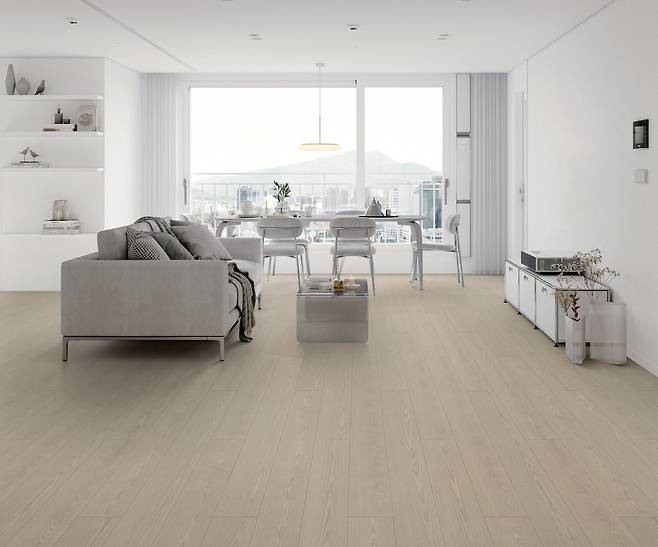 일반 마루보다 습기에 강한 'LX Z:IN 바닥재 에디톤 마루'가 적용된 공간. /LX하우시스 제공