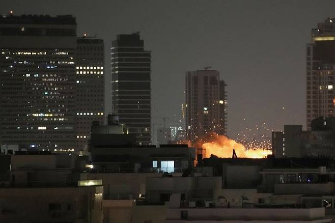 15일(현지시각) 이스라엘 수도 텔아비브가 미사일 공격을 받고 있는 모습. ⓒAP/뉴시스