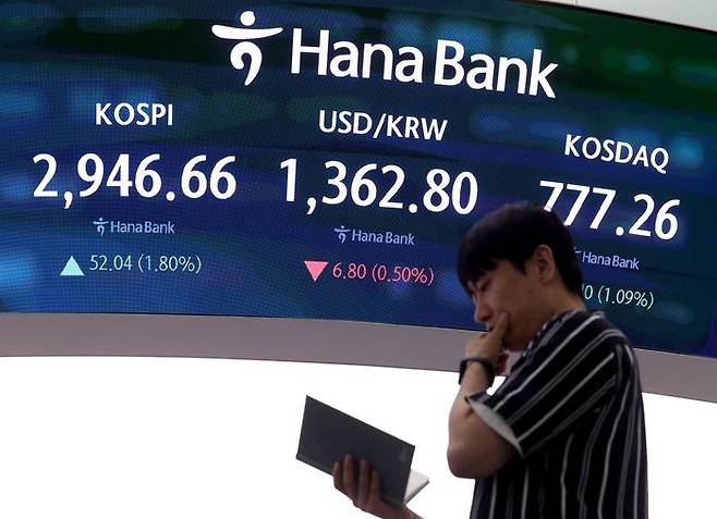 16일 서울 중구 하나은행 딜링룸에서 딜러들이 업무를 보고 있다. ⓒ뉴시스