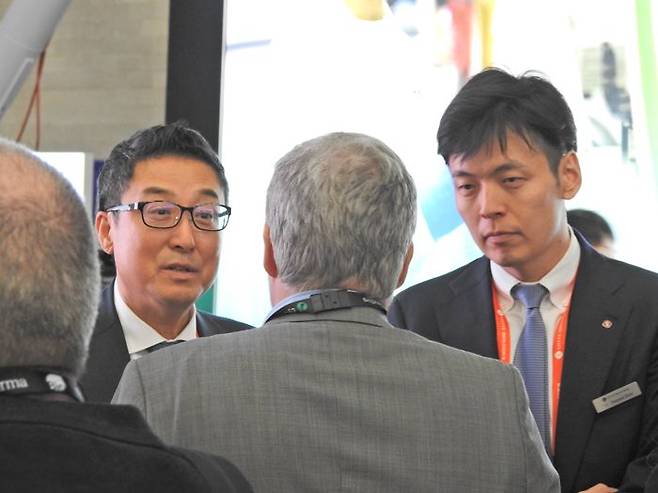 신유열 롯데지주 미래성장실장 부사장(오른쪽)이 16일(현지시간) 미국 보스턴 바이오 USA에서 글로벌 부스들을 둘러보고 있다. ⓒ바이오 USA 기자단