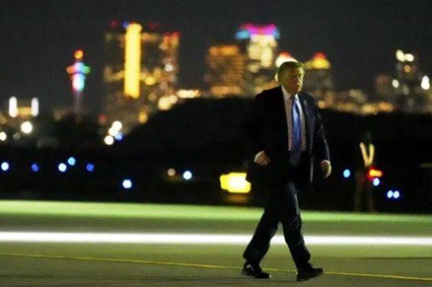 도널드 트럼프 미국 대통령이 16일(현지시간) 캐나다에서 열린 주요 7개국(G7) 정상회의를 이스라엘·이란전쟁 때문에 중단하고 미 워싱턴DC 백악관으로 복귀하기 위해 대통령 전용기인 에어포스 원을 향해 걸어가고 있다. ⓒ AP/연합뉴스