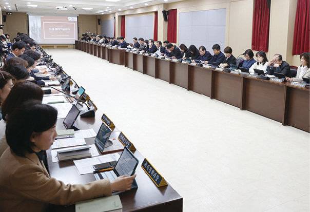 강남구가 부서별 위원회 회의에 ‘종이 없는 스마트 회의’를 도입했다. 강남구 제공