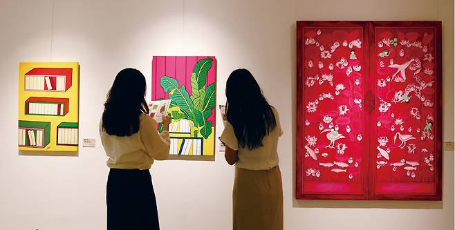 사람들이 불암산아트포레 갤러리에서 ‘오색향연’ 전시를 관람하고 있다. 노원구 제공