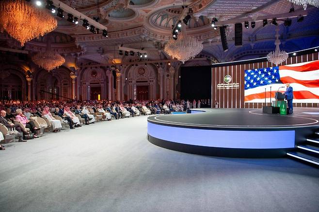 13일 리야드에서 열린 미-사우디 투자포럼애서 연설하는 트럼프 대통령. 리야드=신화 뉴시스