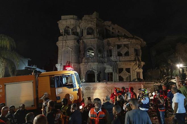 15일(현지 시간) 이스라엘 북부에서 이란의 미사일 공격으로 10여 명의 사상자가 발생한 가운데 이스라엘 보안군이 피해 주택을 조사하고 있다. 2025.06.15. 북부 이스라엘=AP/뉴시스