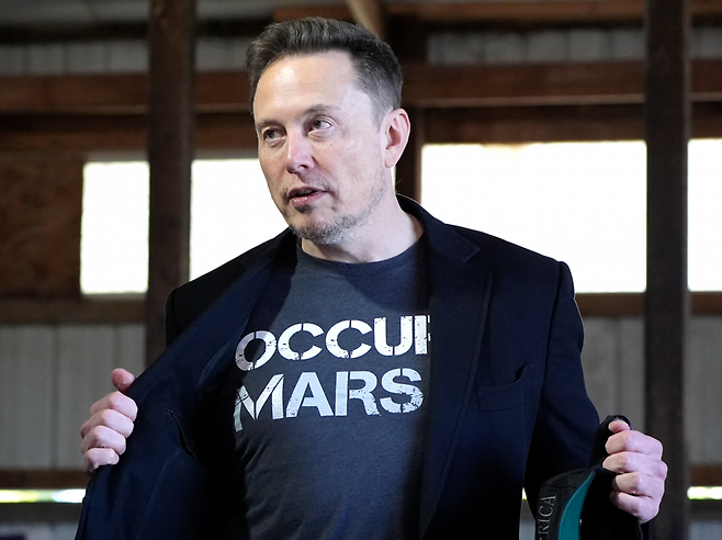 지난해 10월 펜실베이니아주 버틀러 유세에서 ‘화성을 점령하자’라고 적힌 티셔츠를 입은 머스크. 버틀러=AP 뉴시스