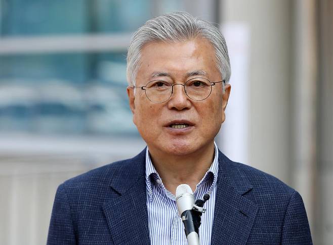 문재인 전 대통령이 제21대 대통령선거 사전투표 첫날인 29일 오전 경남 양산시 하북면주민자치센터에 마련된 하북면 사전투표소에서 투표를 마친 뒤 취재진 질문에 답하고 있다. 2025.5.29/뉴스1