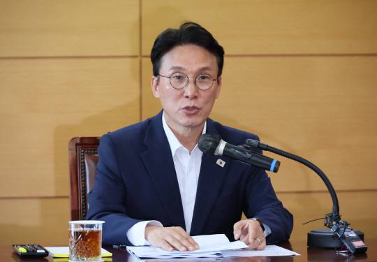 김민석 국무총리 후보자가 17일 서울 종로구 통의동 금융감독연수원에 마련된 청문회 준비단 사무실에서 열린 사회분야 부처 업무보고에서 발언하고 있다. [연합뉴스]