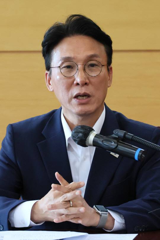 김민석 국무총리 후보자가 17일 서울 종로구 통의동 금융감독연수원에 마련된 청문회 준비단 사무실에서 열린 사회분야 부처 업무보고에서 발언하고 있다. 연합뉴스.