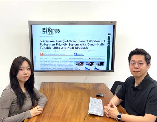 문홍철(오른쪽) KAIST 교수와 제1저자인 조회정 서울시립대 석사과정생. KAIST 제공