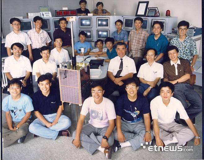 1992년 초여름 우리별1호 개발팀이 최순달 교수(두 번째 줄 가운데)와 함께 기념촬영을 했다.  KAIST 제공