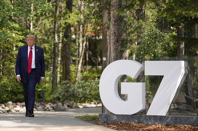 도널드 트럼프 미국 대통령이 16일(현지시간) 주요7개국(G7) 정상회의가 열린 캐나다 앨버타주 캐나나스키스 회담장에 걸어가고 있다. AP 뉴시스
