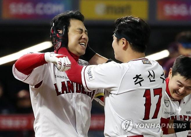 김강민(왼쪽)과 추신수.연합뉴스