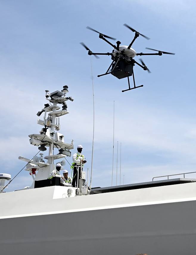 탄약투하용 소형 드론으로 개발된 폭탄투하 드론 모습. 뉴시스