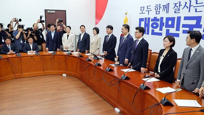 더불어민주당 김병기 신임 대표 직무대행 겸 원내대표와 참석자들이 17일 국회에서 열린 원내대책회의에 앞서 인사하고 있다. 사진=서동일 기자