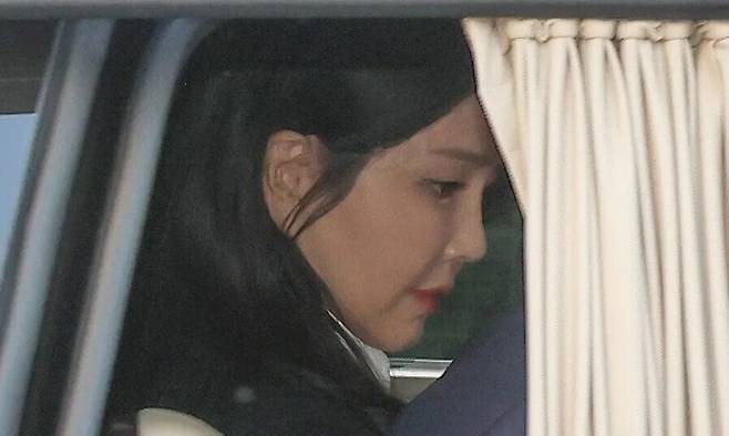 윤석열 전 대통령 부인 김건희씨가 헌법재판소 파면 선고 후 7일만인 지난 4월11월 오후 서울 용산구 한남동 관저를 떠나고 있다. 공동취재사진