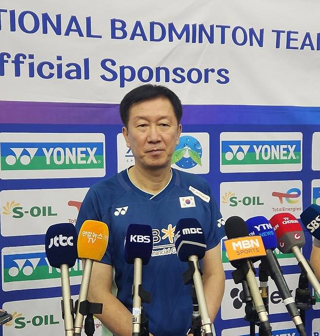배드민턴 국가대표 박주봉 감독이 17일 충북 진천 국가대표선수촌에서 열린 배드민턴 국가대표 미디어데이에서 취재진을 만나 질문에 답하고 있다. 장필수 기자 feel@hani.co.kr