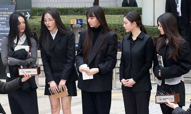 아이돌 뉴진스가 지난 3월7일 서울 서초구 서울중앙지법에서 열린 어도어의 광고계약 체결금지 및 기획사 지위보전 가처분 사건 첫 심문기일에 참석한 뒤 법원을 나서며 취재진의 질문에 답하고 있다. 왼쪽부터 하니, 민지, 혜인, 해린, 다니엘. 김영원 기자 forever@hani.co.kr