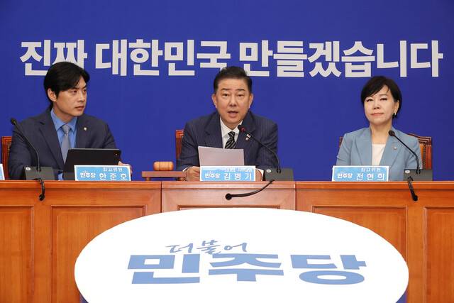 더불어민주당 김병기 당대표 직무대행 겸 원내대표가 16일 국회에서 열린 최고위원회의에 참석해 발언하고 있다. 김병기 원내대표는 15일 취임 뒤 “민생법안으로 상법 개정안을 제일 먼저 처리하려고 생각한다”고 밝혔다. 연합뉴스