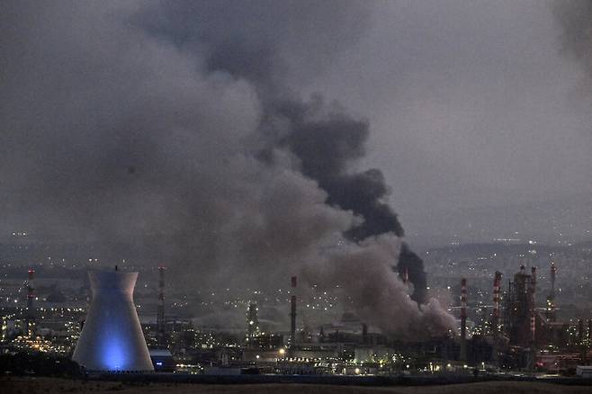 15일 이란의 미사일 공격 이후 연기가 피어오르는 이스라엘 하이파. 하이파/로이터 연합뉴스