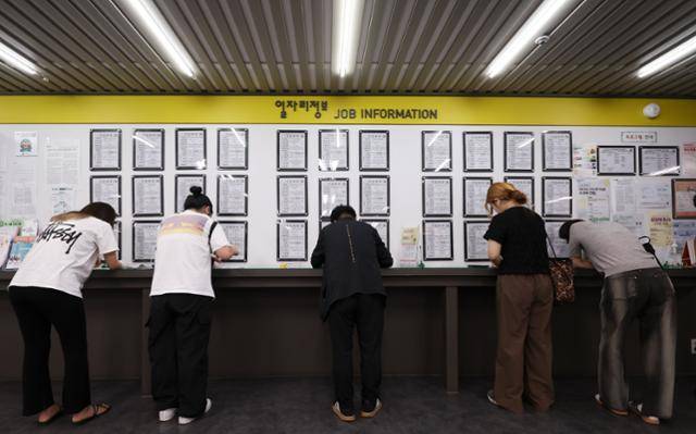 16일 서울 마포구 서부고용복지플러스센터 일자리정보 게시판에서 구직자들이 이력서를 작성하고 있다. 뉴시스