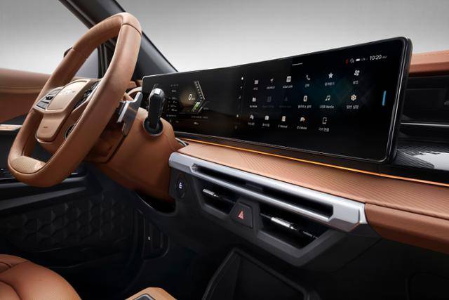 12.3인치 디지털 클러스터와 12.3인치 KGM 링크 내비게이션을 하나의 화면으로 연결한 파노라마 와이드 스크린을 자랑하는 내부. KGM 제공