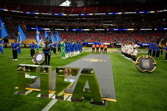 17일(한국시간) 미국 조지아주 애틀랜타의 메르세데스-벤츠 스타디움에서 첼시와 LA FC의 2025 클럽 월드컵 D조 조별리그 1차전이 시작하기 전 선수들이 일렬로 서 있는 가운데 관중석이 텅 비어 있다. AP 연합뉴스