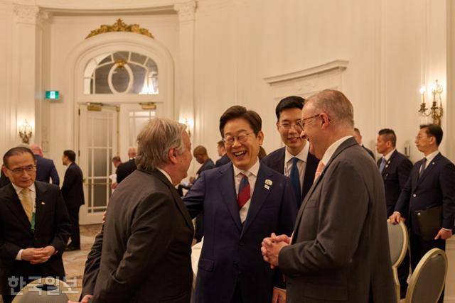 이재명 대통령이 16일(현지 시간) 캘거리 한 호텔에서 열린 다니엘 스미스 앨버타주 수상 주재 G7 초청국 리셉션에 참석하고 있다. 캘거리=왕태석 부장