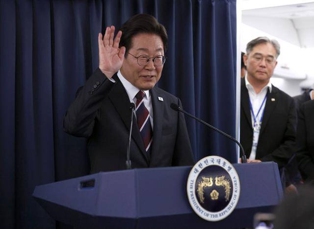 이재명 대통령이 16일 주요 7개국(G7) 정상회의 참석을 위해 캐나다 캘거리로 향하는 공군 1호기 내에서 기자간담회를 하고 있다. 캘거리=왕태석 선임기자