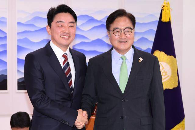 우원식 국회의장(오른쪽)이 17일 서울 여의도 국회 의장집무실에서 강훈식 대통령 비서실장을 만나 악수를 하고 있다. 연합뉴스