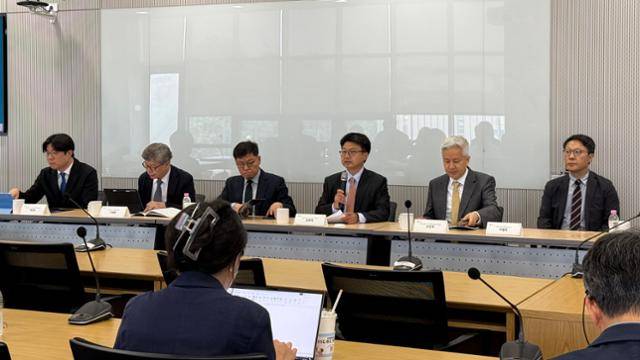 17일 서울 관악구 서울대학교 우석경제관에서 국가미래전략원 교수들이 '성공하는 대통령의 길: 새 정보에 대한 제언' 연구 발표회를 하고 있다. 문지수 기자