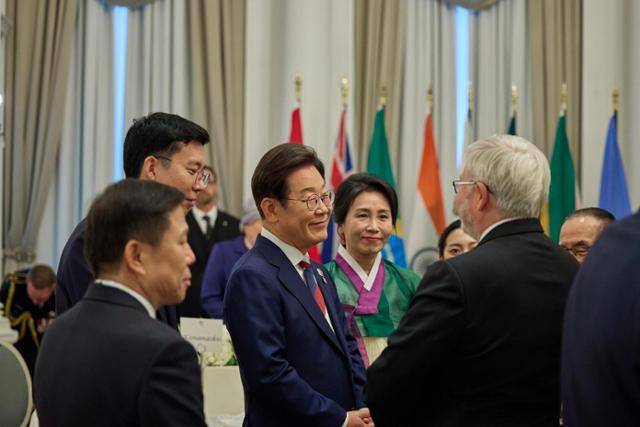 이재명 대통령이 16일(현지시간) 캐나다 캘커리 한 호텔에서 열린 캐나다 총독 내외 주최 주요 7개국(G7) 정상회의 초청국 리셉션에서 참석자들과 대화하고 있다. 김원집 외교부 서기관이 이 대통령 옆에서 통역을 수행하는 모습. 캘커리=왕태석 선임기자