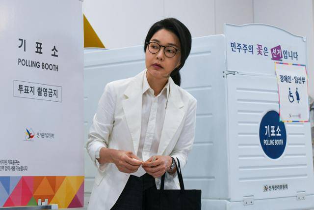 윤석열 전 대통령의 배우자 김건희 여사가 제21대 대통령 선거일인 3일 서울 서초구 원명초등학교에 마련된 서초4동 제3투표소에서 기표를 마치고 나오고 있다. 연합뉴스