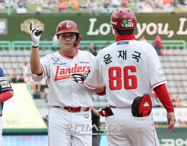 2025 KB0리그 프로야구 SSG 랜더스와 NC 다이노스의 경기가 29일 오후 인천SSG랜더스필드에서 열렸다. 1회말 1사 1,2루 고명준이 1타점 적시타를 치고 출루해 세리머니를 하고 있다. 인천=김민규 기자 /2025.05.29/