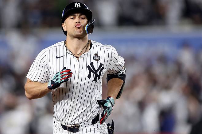 <yonhap photo-3263="">17일(한국시간) LA 에인절스와의 홈 경기에서 시즌 첫 일정을 소화하는 지안카를로 스탠튼. [AFP=연합뉴스]</yonhap>