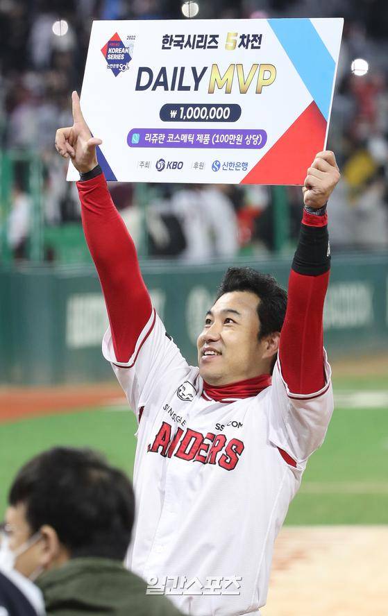2022 KBO 포스트시즌 키움 히어로즈와 SSG 랜더스의 한국시리즈 5차전이 7일 오후 인천SSG랜더스필드에서 열렸다. 9회말 무사 1,3루 대타로 나온 김강민이 끝내기 스리런홈런으로 경기를 승리하고 경기 후 데일리 MVP로 선정돼 상패를 들고 포즈를 취하고 있다. 인천=김민규 기자 mgkim1@edaily.co.kr /2022.11.07/