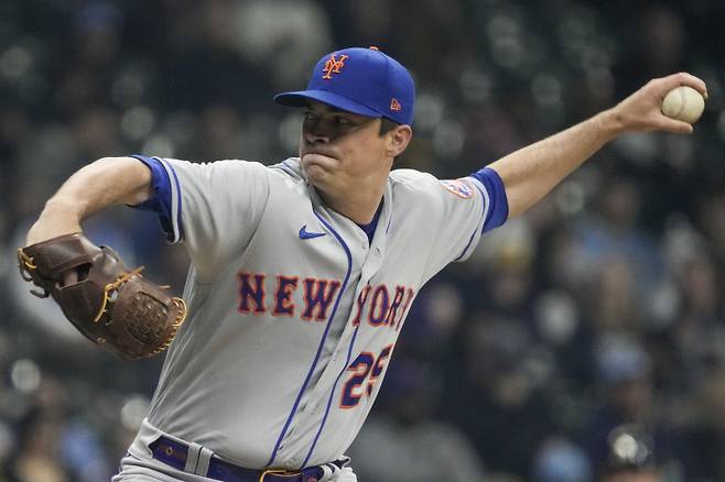 <yonhap photo-2564="">팔꿈치 부상에서 회복해 복귀 시동을 건 뉴욕 메츠 왼손 투수 브룩스 레일리의 투구 모습. [AP=연합뉴스]</yonhap>