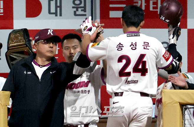 30일 오후 서울 고척스카이돔에서 열린 2025 프로야구 롯데 와 키움 경기. 키움 송성문이 9회 우월 3점 홈런을 날리고 홍원기 감독과 하이파이브 하고 있다. 고척=정시종 기자 /2025.04.30.