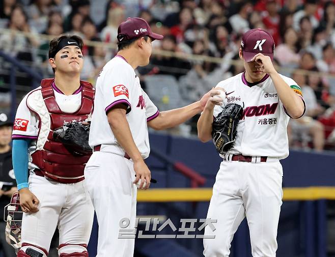 2025 KBO리그 프로야구 키움 히어로즈와 SSG 랜더스의 경기가 17일 오후 서울 고척스카이돔에서 열렸다. 6회초 무사 1,2루 선발 김윤하가 교체되고 있다. 고척=김민규 기자 /2025.06.17/