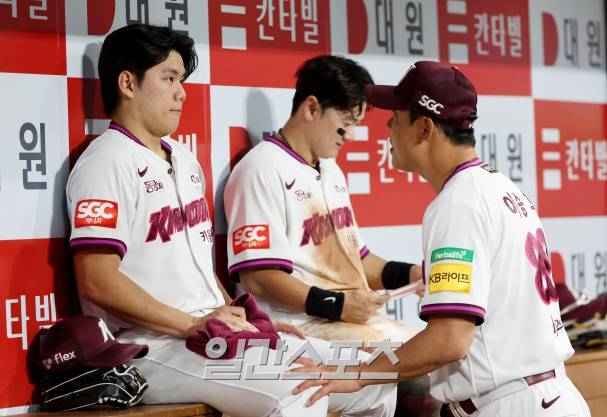 2025 KBO리그 프로야구 키움히어로즈와 SSG랜더스의 경기가 17일 오후 서울 고척스카이돔에서 열렸다. 3회초 수비를 마친 김윤하가 더그아웃에서 이승호 코치의 얘기를 들으며 숨을 고르고 있다. 고척=김민규 기자 /2025.06.17/