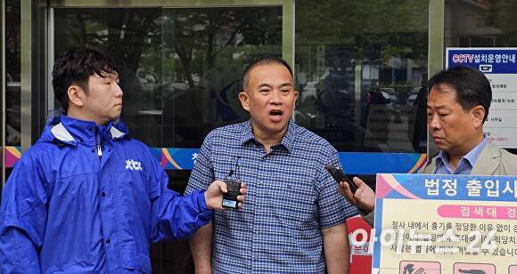 지난 16일 명태균 씨가 창원지방법원에 출석하며 취재진에게 입장을 밝히고 있다. [사진=임승제 기자]